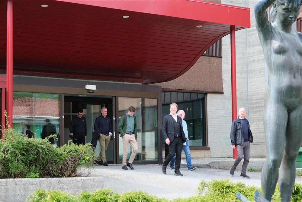 Følgje forlet Kvam rådhus - Klikk for stort bilete