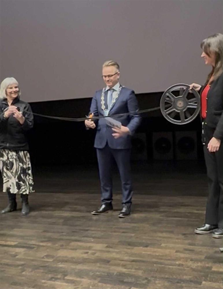 Offisiell opning av Kvam kino ved ordførar Næss i kinosalen - Klikk for stort bilete