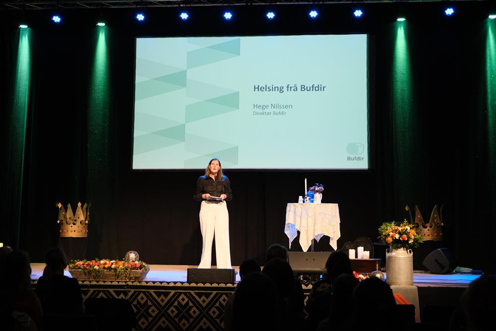 bilde frå scena under årets Ungdomskonferanse - Klikk for stort bilete