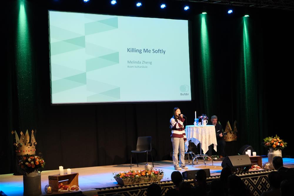 bilde frå scena under årets Ungdomskonferanse - Klikk for stort bilete