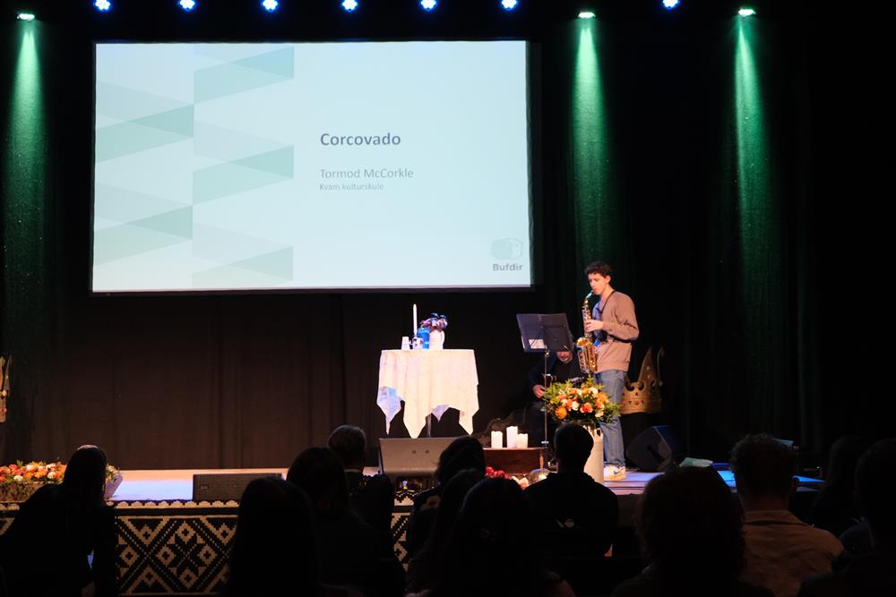 bilde frå scena under årets Ungdomskonferanse - Klikk for stort bilete