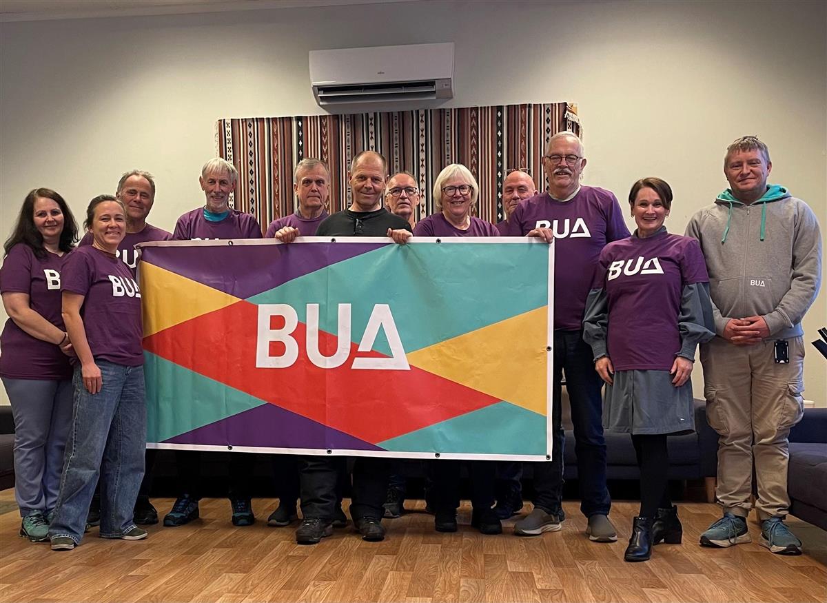 Bilde av bidragsytarane bak BUA Kvam med stort banner - Klikk for stort bilete