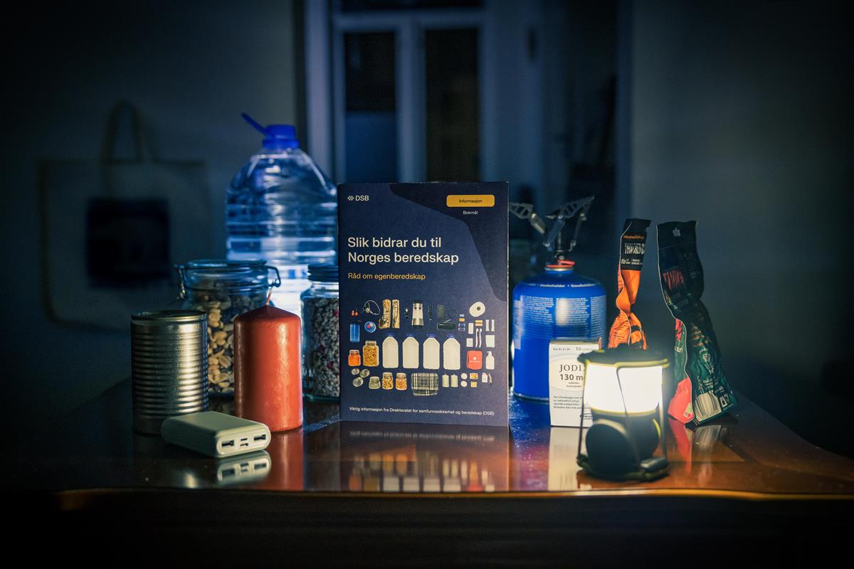 Eigenberedskap. Bilete av varer som ein bør ha i eige naudlager. - Klikk for stort bilete