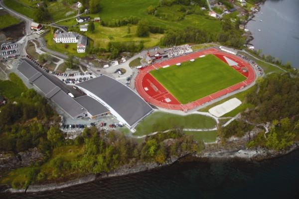 Strandebarm idrettspark - Klikk for stort bilete